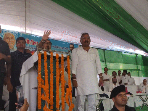 जनसंवाद में सांसद शांभवी पर भड़के लोग:बेटी के खिलाफ विरोध पर मंत्री अशोक चौधरी बोले- नहीं चाहिए आपका वोट, वापस जाओ के लगे नारे