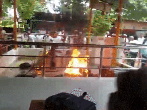 केस हारने के बाद बुजुर्ग ने खुद को लगाई आग:पुलिसकर्मी और वकील ने कपड़ा और मिट्‌टी डालकर बुझाई, 50% झुलसा