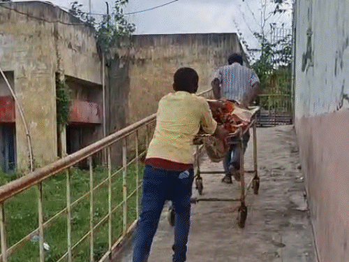 लीची बगान में पेड़ से लटका मिला युवक का शव:मुजफ्फरपुर में गुस्साए ग्रामीणों ने किया हंगामा, कहा- पीट कर मर्डर के बाद लाश को लटकाया