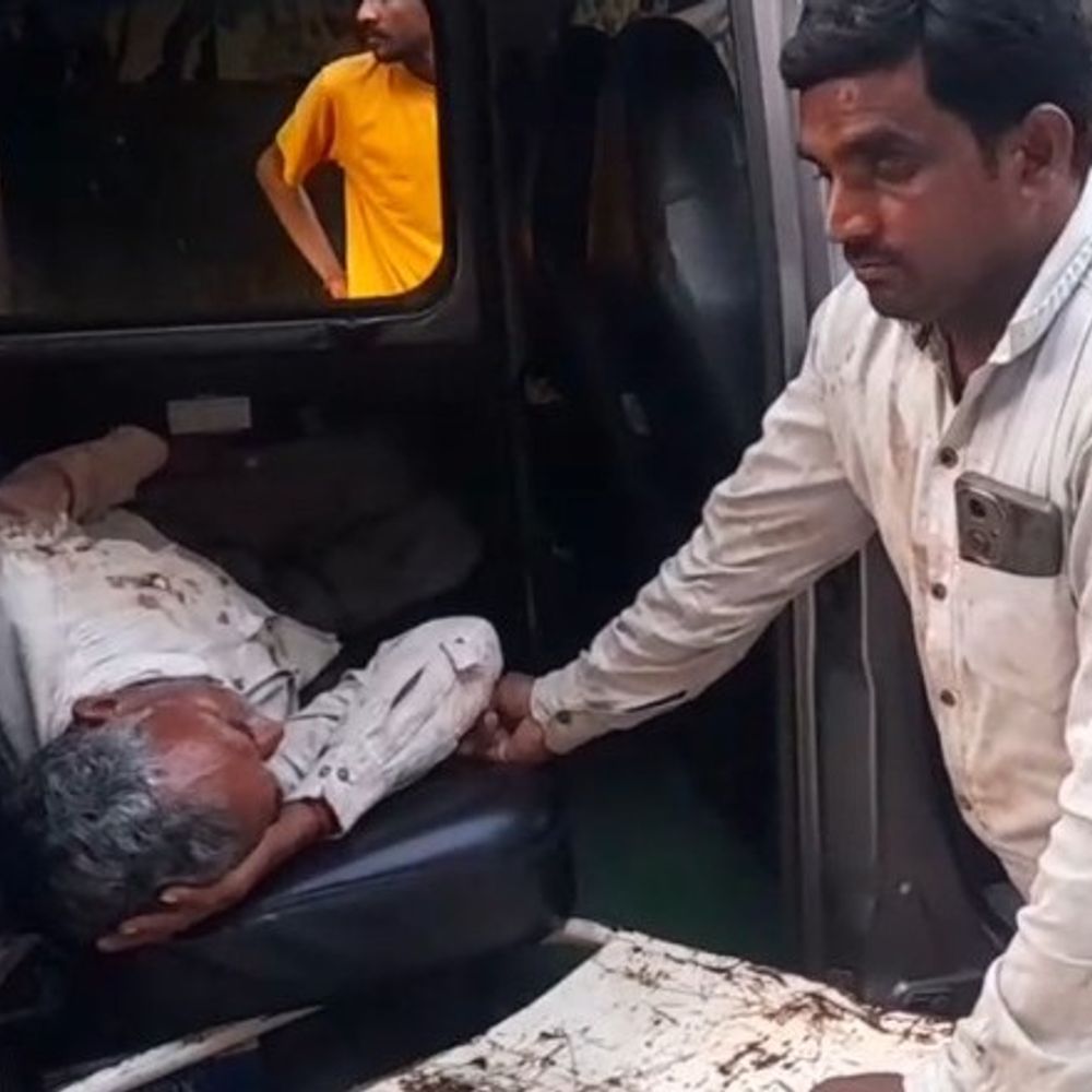 एटा में जमीनी विवाद में दबंगों ने पुत्र को पीटा:विरोध पर पिता को मारी गोली, मेडिकल कॉलेज में भर्ती