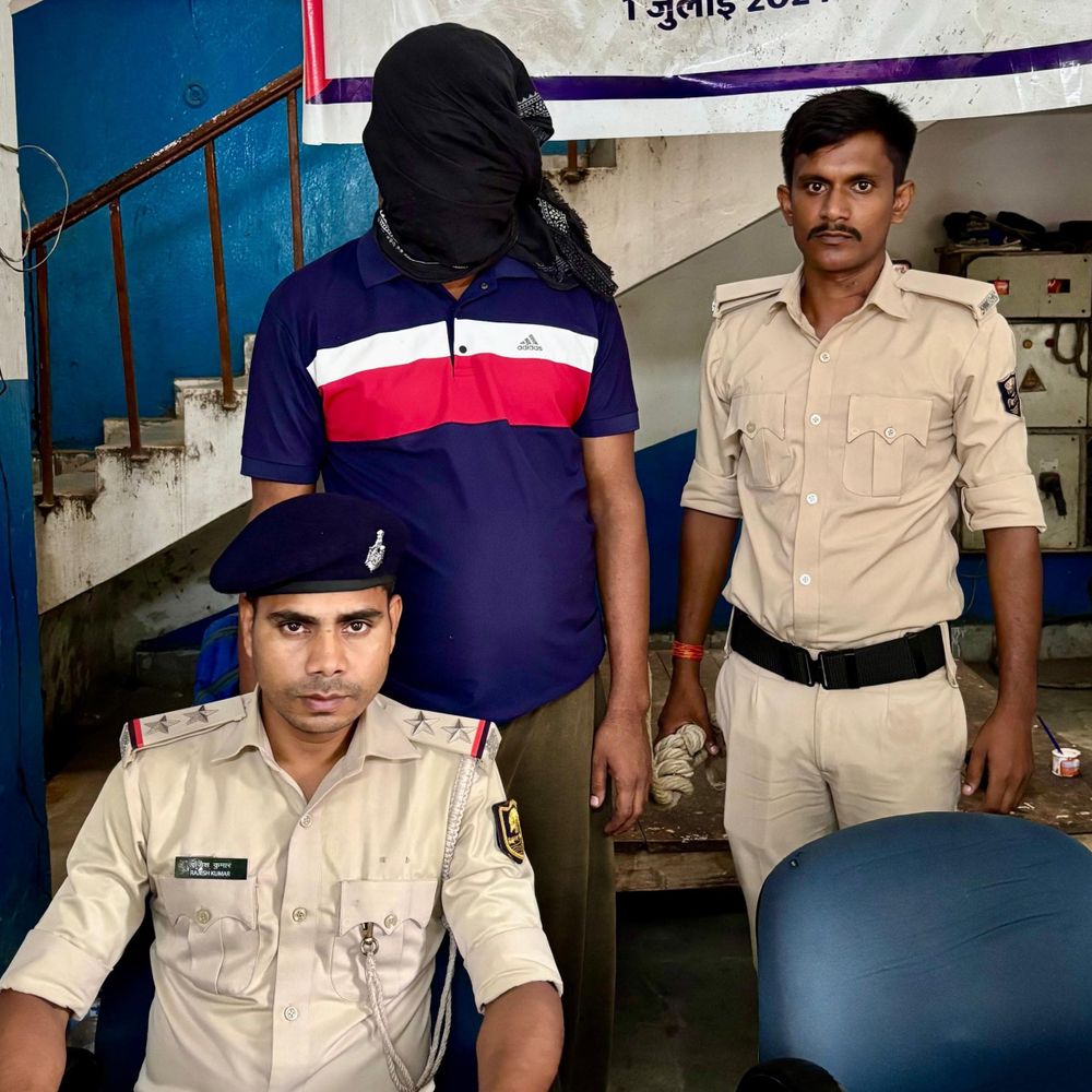 भोजपुर में नकली पुलिसकर्मी गिरफ्तार:पुलिस की वर्दी पहनकर ट्रक चालकों से वसूली करता था; 2400 रुपए कैश, टॉर्च और टी-शर्ट बरामद