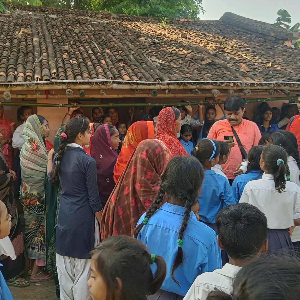 बेगूसराय में ग्रामीणों ने 4 घंटे शिक्षकों को बनाया बंधक:1 से 8वीं कक्षा तक अलग-अलग कमरे की मांग, अभी 2 रूम में चल रहा स्कूल