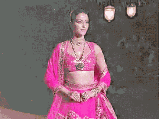 अनन्या पांडे ने पहनी आमेर फोर्ट से इंस्पायर ड्रेस:डिजाइनर पुनीत के शो में सनी कौशल पहुंचे, भूमि पेडनेकर, डायना पेंटी भी रैंप पर उतरीं