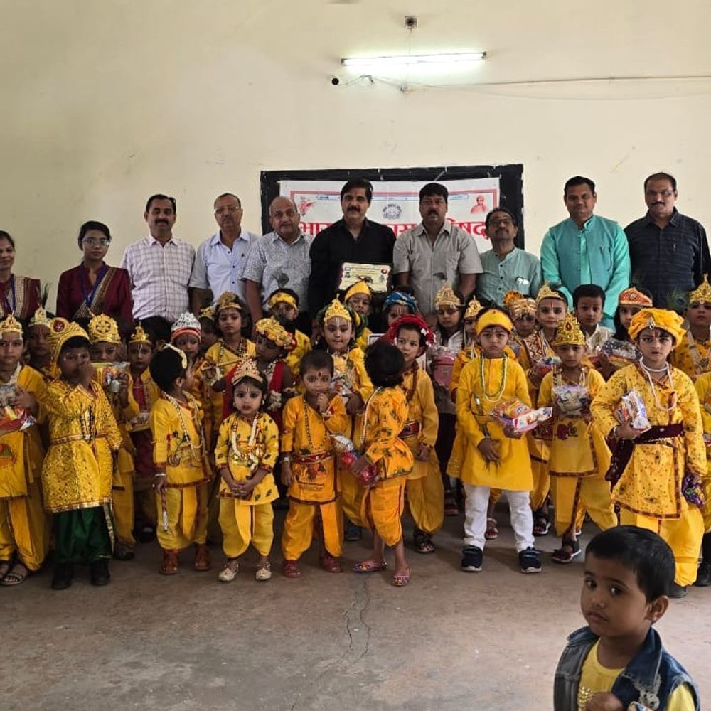 प्रयागराज में बच्चे बने श्रीकृष्ण:रंग-बिरंगे ड्रेस पहनकर प्रतियोगिता में हुए शामिल