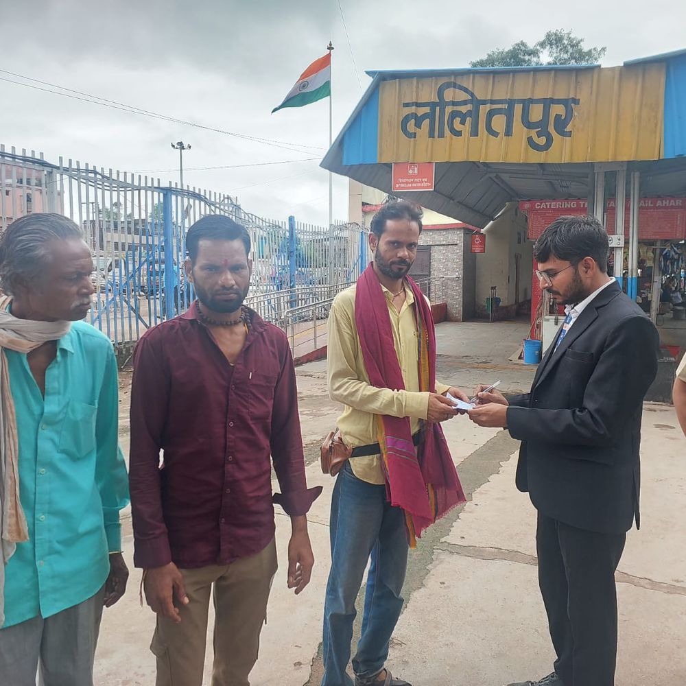 बिना टिकट यात्रियों पर रेलवे का एक्शन:ललितपुर स्टेशन पर 53 यात्री पकड़े गए, 16,530 रुपए जुर्माना वसूला