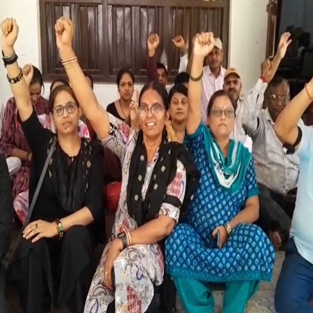 शिक्षकों ने काला बिल्ला लगाकर बच्चों को पढ़ाया:प्रभारी प्रधानाचार्य के खिलाफ जताया विरोध, कहा- वेतन कटौती और भुगतान रोका जा रहा