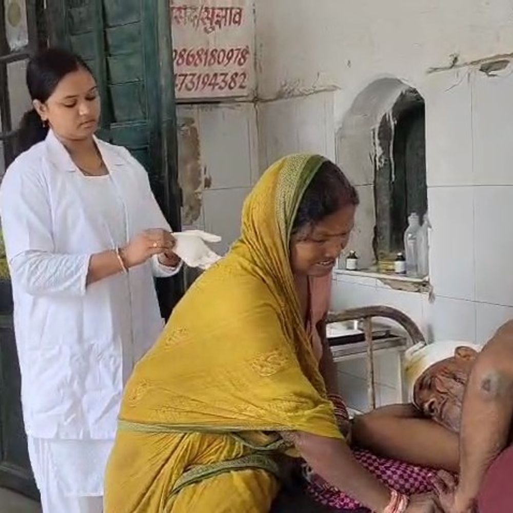सुपौल में बेटे ने ईंट से पिता का सिर फोड़ा:जमीन बंटवारे के विवाद में मां और भाई को पीटा, 3 घायल अस्पताल में भर्ती