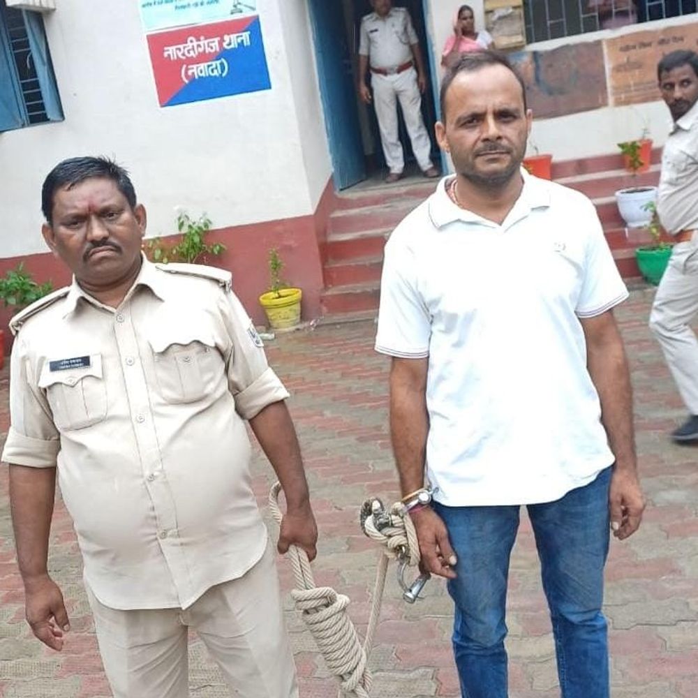 जमीनी विवाद पर फायरिंग करने वाला 12 घंटे में गिरफ्तार:नवादा में इलाका छोड़कर भागने की फिराक में था आरोपी , एक गोली बरामद