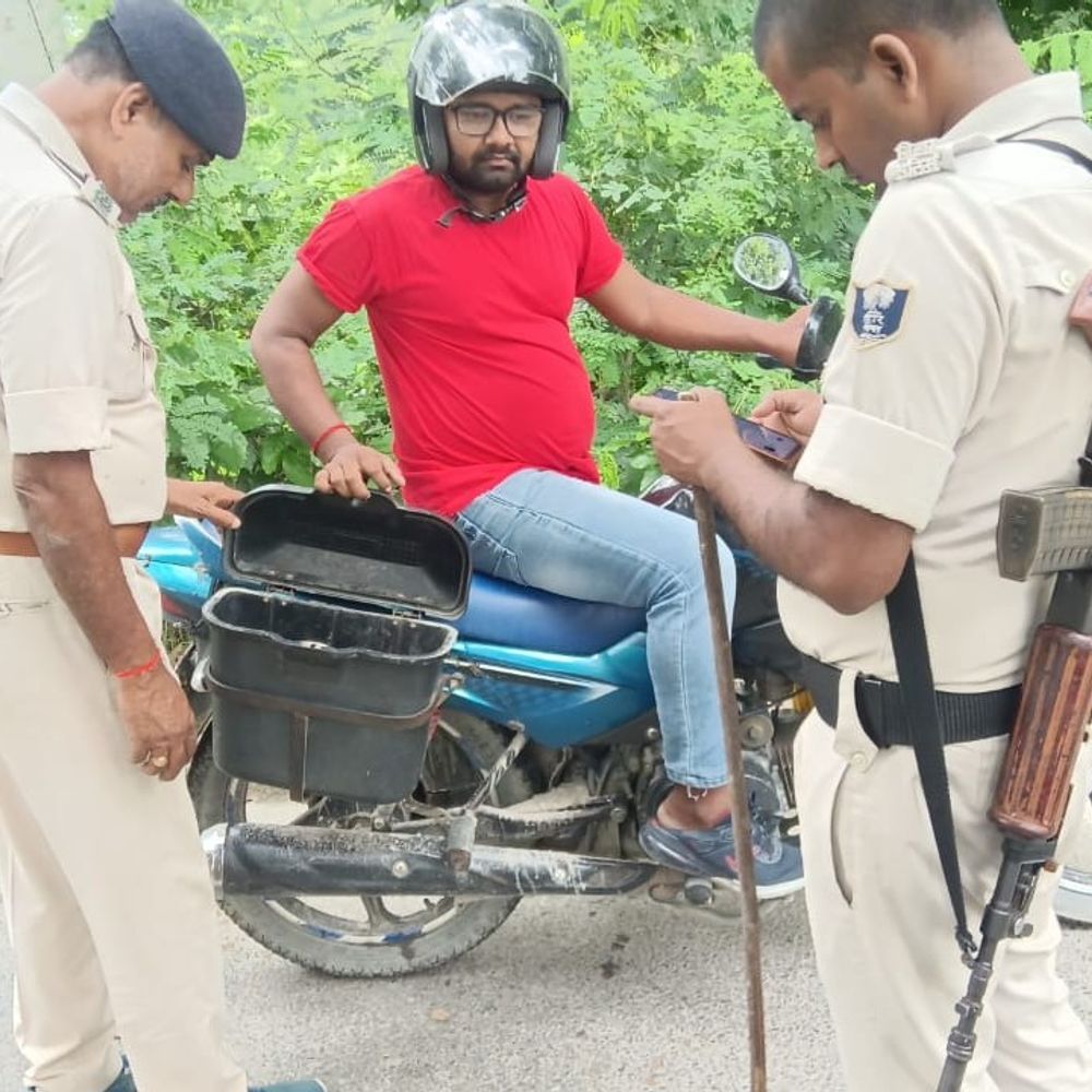 रक्सौल में यातायात नियम तोड़ने वालों पर एक्शन:दो दिन में 1.13 लाख रुपए जुर्माना वसूला, थाना गेट समेत तीन जगहों पर चेकिंग