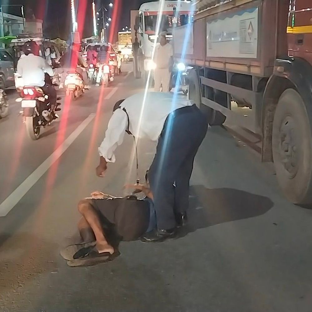 महराजगंज में शराबी युवक सड़क पर लेटा:यातायात कांस्टेबल की सूझबूझ से टला हादसा, जाम से मिली राहत