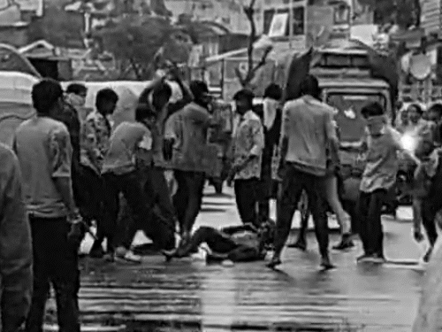 अहमदाबाद-10 लोगों ने सड़क पर युवक की हत्या की:अपहरण कर धारदार हथियारों से कई वार किए, गैंगवार का VIDEO