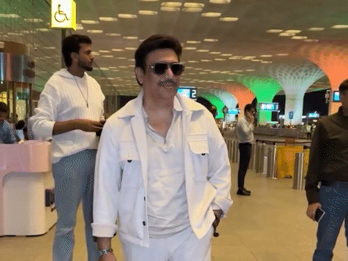 तलाक की खबरों के बीच एयरपोर्ट पर स्पॉट हुए गोविंदा:स्टाइलिश अंदाज में पैपराजी को दिए पोज, फ्लाइंग किस करते भी आए नजर