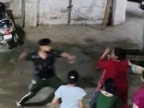 रायपुर में युवक का महिलाओं पर अटैक का नया VIDEO:पुलिस के सामने लेडीज से की मारपीट, गणेश पंडाल में साउंड बॉक्स को लेकर विवाद