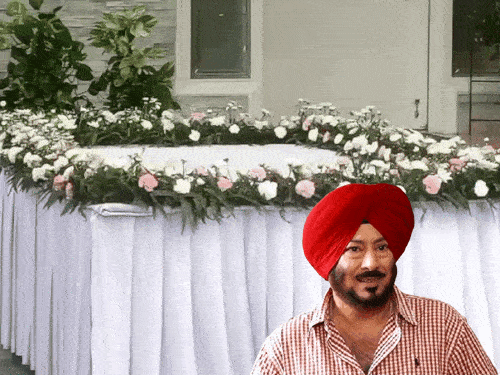 पंजाबी कॉमेडी किंग जसविंदर भल्ला की अंतिम विदाई:अस्पताल से घर लाई गई पार्थिव देह; नीरू बाजवा, अमर नूरी पहुंचीं