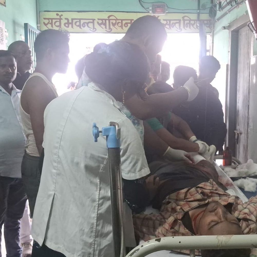 कटिहार में वोटर अधिकार यात्रा के बीच दुर्घटना:कुर्सेला में बस और बाइक की टक्कर, युवक का पैर टूटा