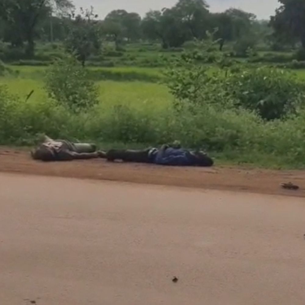 ट्रक के अचानक टर्न लेते ही पीछे से टकराई बाइक:बालोद में एक की मौत, दूसरा गंभीर;सड़क किनारे तड़पते रहे युवक,एंबुलेंस का करते रहे इंतजार
