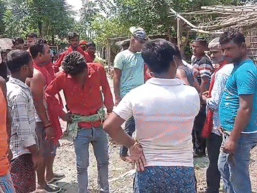 मुजफ्फरपुर में ग्रामीणों ने सड़क निर्माण कार्य रोका:घटिया सामग्री के इस्तेमाल का आरोप, कहा- बालू और सीमेंट की क्वालिटी बहुत खराब है