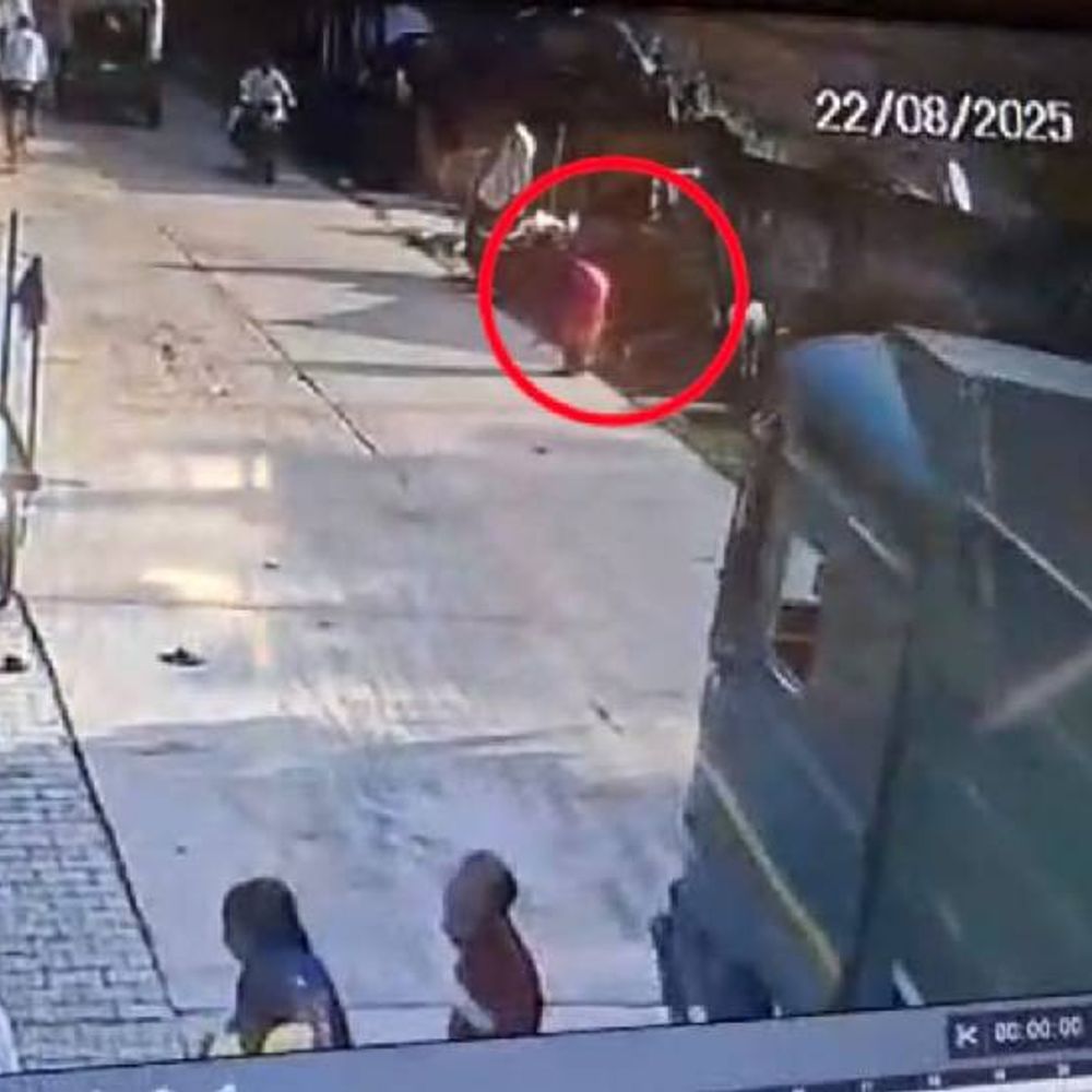 झांसी में डंपर ने पैदल महिला को रौंदा, VIDEO:सड़क पार करके घर जा रही थी, अगले पहिए ऊपर से निकले, हालत नाजुक