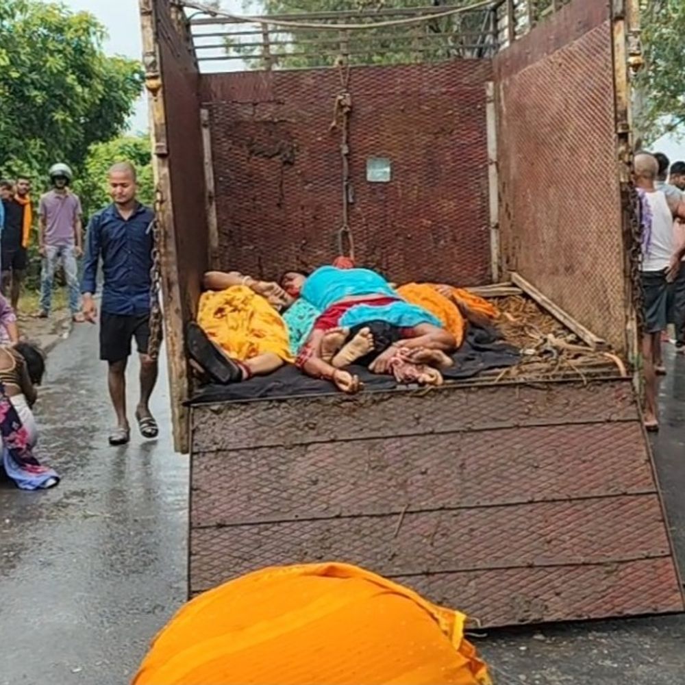 पटना में हाइवा-ऑटो में टक्कर, 8 की मौत:मरने वालों में 5 महिलाएं, कई लोग घायल; सड़क पर लाशों को पकड़कर रोते रहे लोग