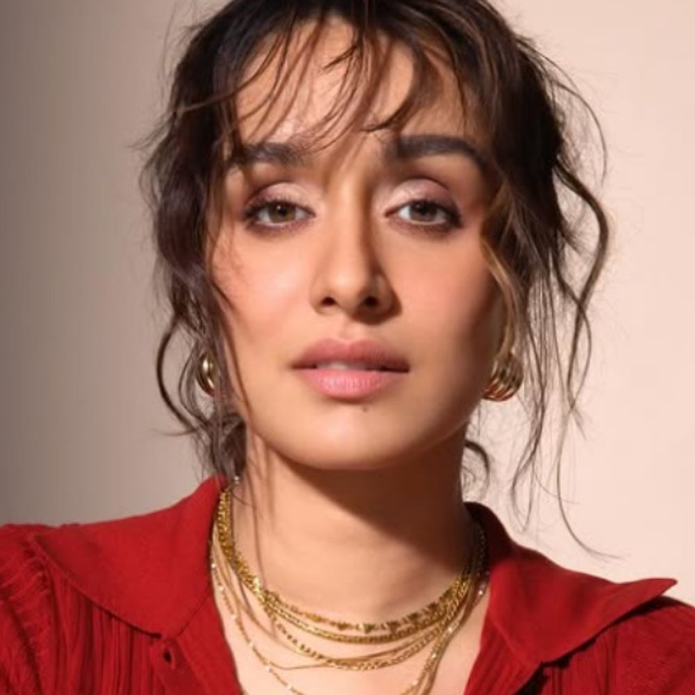 फेक समझकर ब्लॉक किया गया श्रद्धा कपूर का असल अकाउंट:कहा- अपना ही अकाउंट यूज नहीं कर पा रही, लिंक्डइन को लगता है ये फेक है