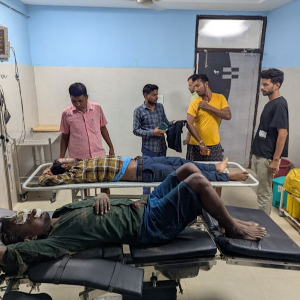 भोजपुर में सड़क हादसे में 3 लोग घायल:2 की हालत गंभीर, क्लिनिक बंद करके घर जा रहा था; सिर, हाथ, पैर में चोट