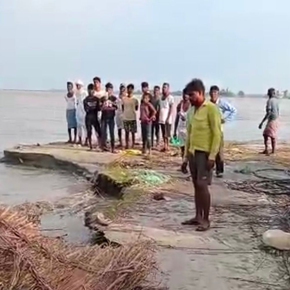 गंगा का कटान जारी:फर्रुखाबाद में प्रधान कार्यालय समेत 5 मकान नदी में समाए, घर का सामान भी बहा
