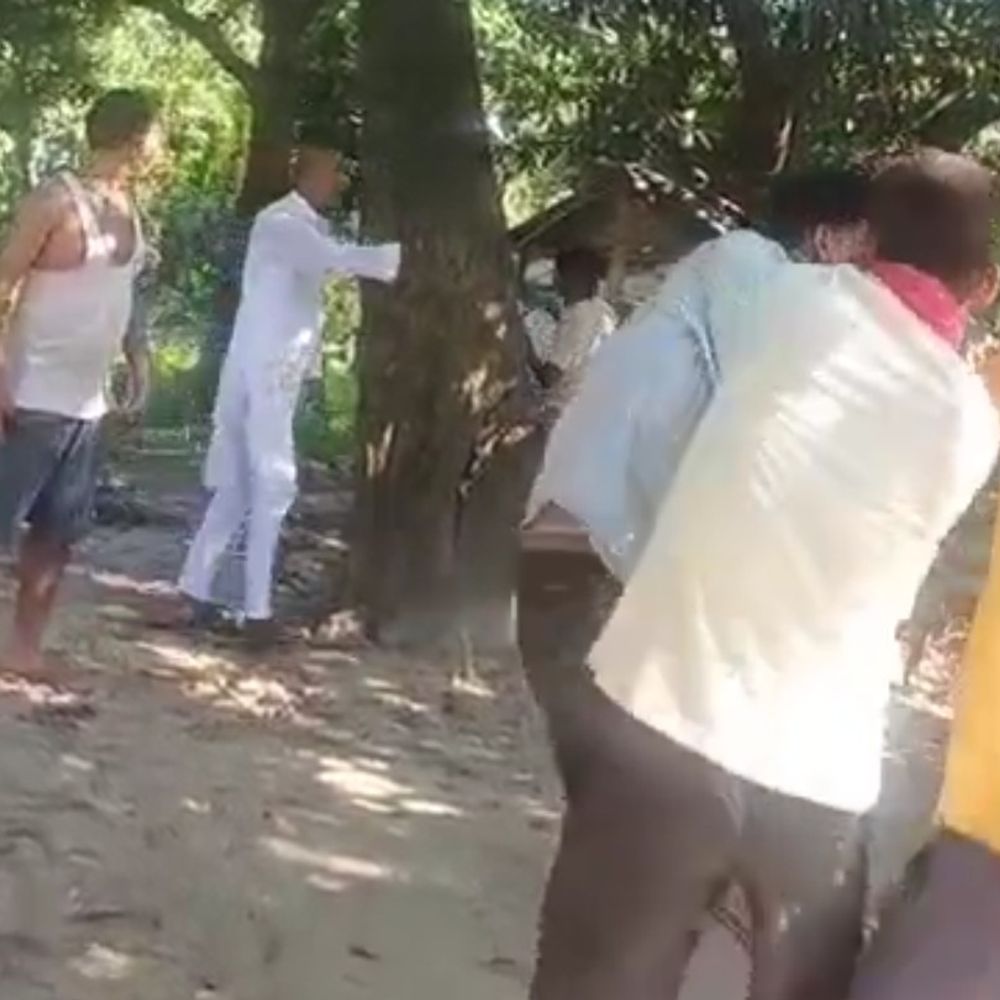 बेतिया में किशोर की बेरहमी से पिटाई, VIDEO:मोटरसाइकिल चोरी के आरोप में गांव के दबंगों ने पीटा, FIR दर्ज