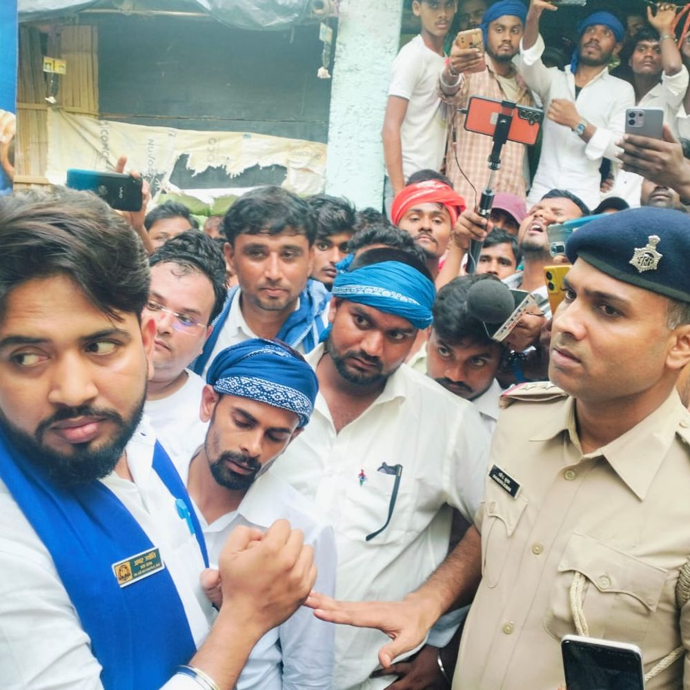 नाबालिग से गैंगरेप मामले में भीम आर्मी ने सड़क जाम कर किया विरोध-प्रदर्शन