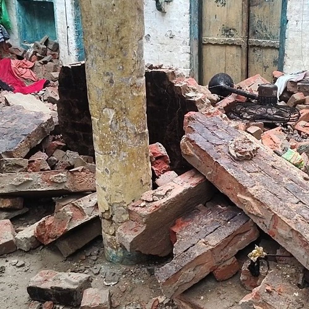 60 साल पुराना मकान ढहा, एक परिवार के 8 दबे:एक युवक की मौत, 2 साल का बच्चा गंभीर घायल, सोते समय गिरी छत