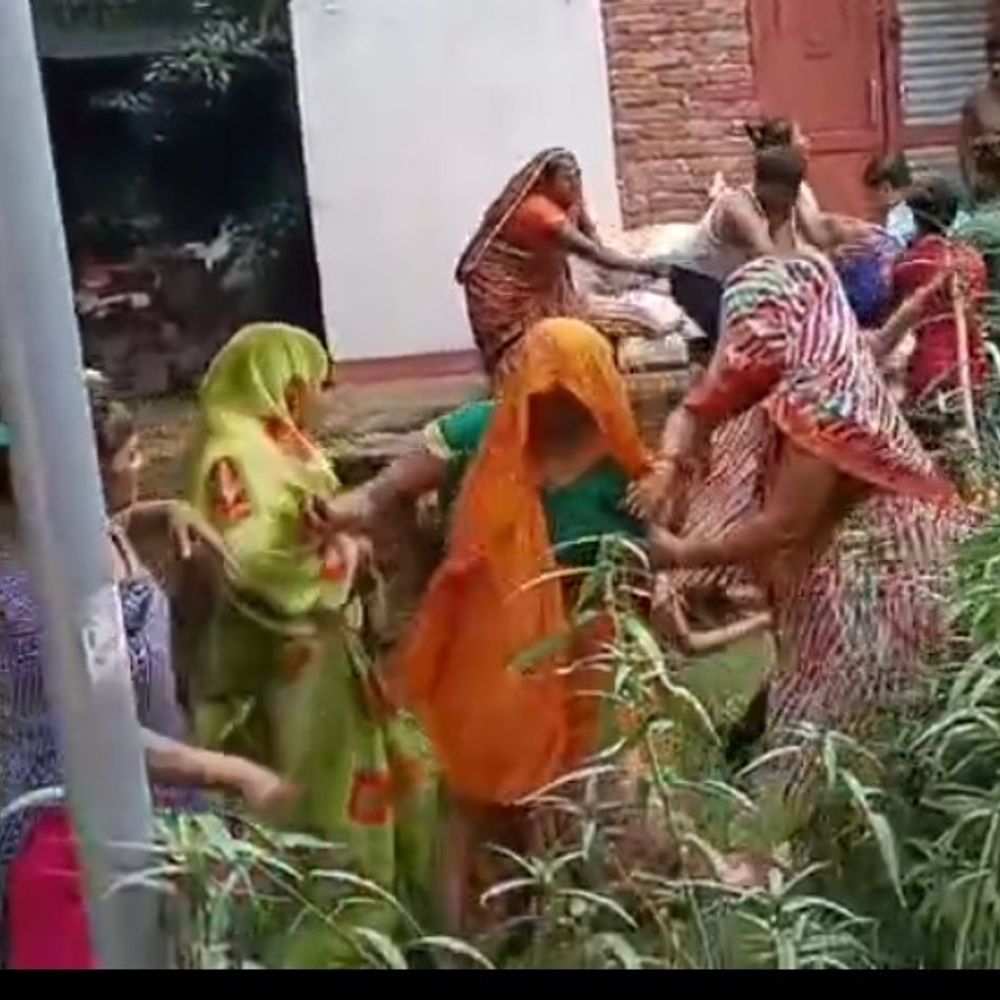 दीवार निर्माण को लेकर दो पक्षों में झगड़ा:प्रयागराज में लाठी-डंडे चले, पुलिस ने शुरू की जांच