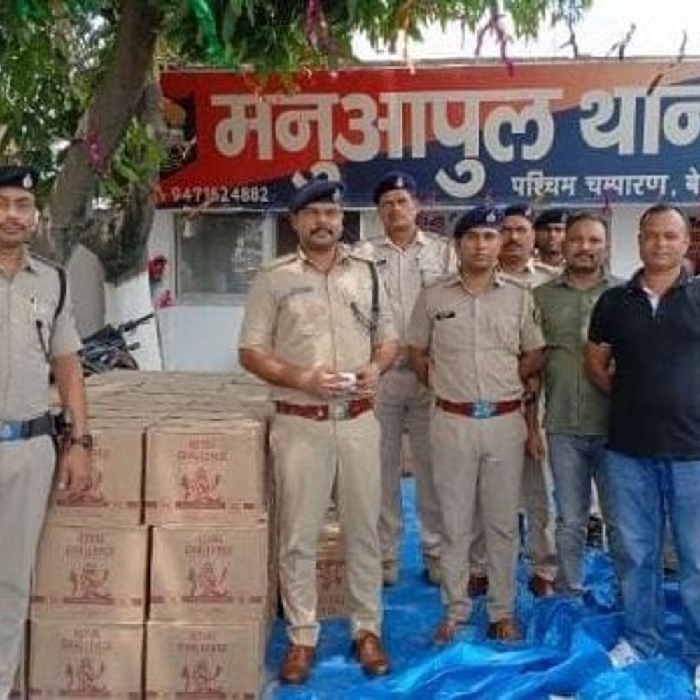 मनुआपुल में ट्रक से 1746 लीटर विदेशी शराब बरामद:गुप्त तहखाने में छिपाई थी खेप, दो तस्कर अरेस्ट; पांच थाना क्षेत्रों को पार कर पहुंचा ट्रक