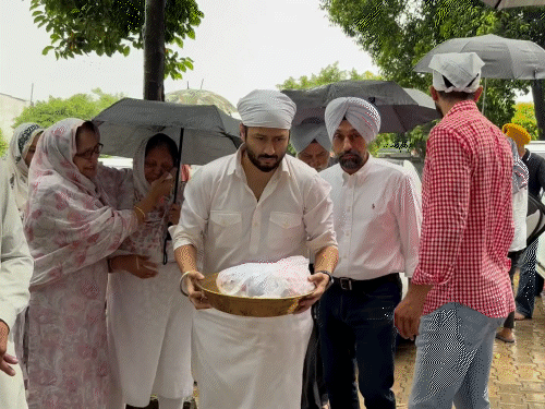 कॉमेडी किंग भल्ला की अस्थियां कटाना साहिब में विसर्जित:बेटा-पत्नी रहे मौजूद, अंतिम अरदास 30 अगस्त को, मोहाली में उनके नाम चौराहा बनेगा
