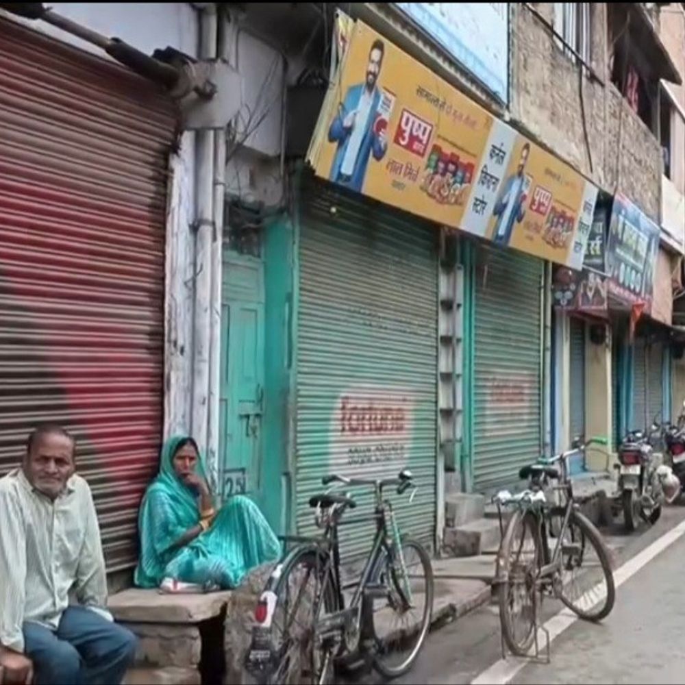 किताब दुकानदार की हत्या के विरोध में दुकान बंद:लखिसराय में व्यापारियों ने की थानाध्यक्ष को हटाने, अपराधियों की गिरफ्तारी की मांग