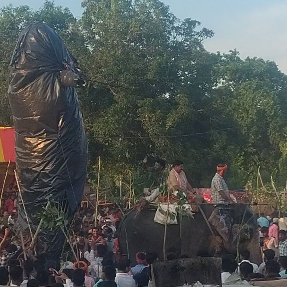 बेतिया में 90 साल पुरानी परंपरा जीवंत:हाथियों से हुआ कंस वध, केंद्रीय मंत्री दुबे ने निभाई रस्म; हजारों लोग बने साक्षी