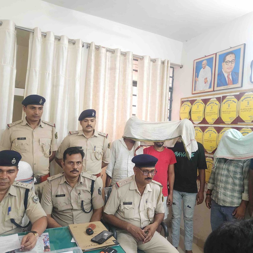 मोतिहारी में सीएसपी लूट कांड में शामिल 5 अपराधी गिरफ्तार:तलाशी में देसी कट्टा-जिंदा कारतूस बरामद, रेड स्टिकर वाली बाइक मिली