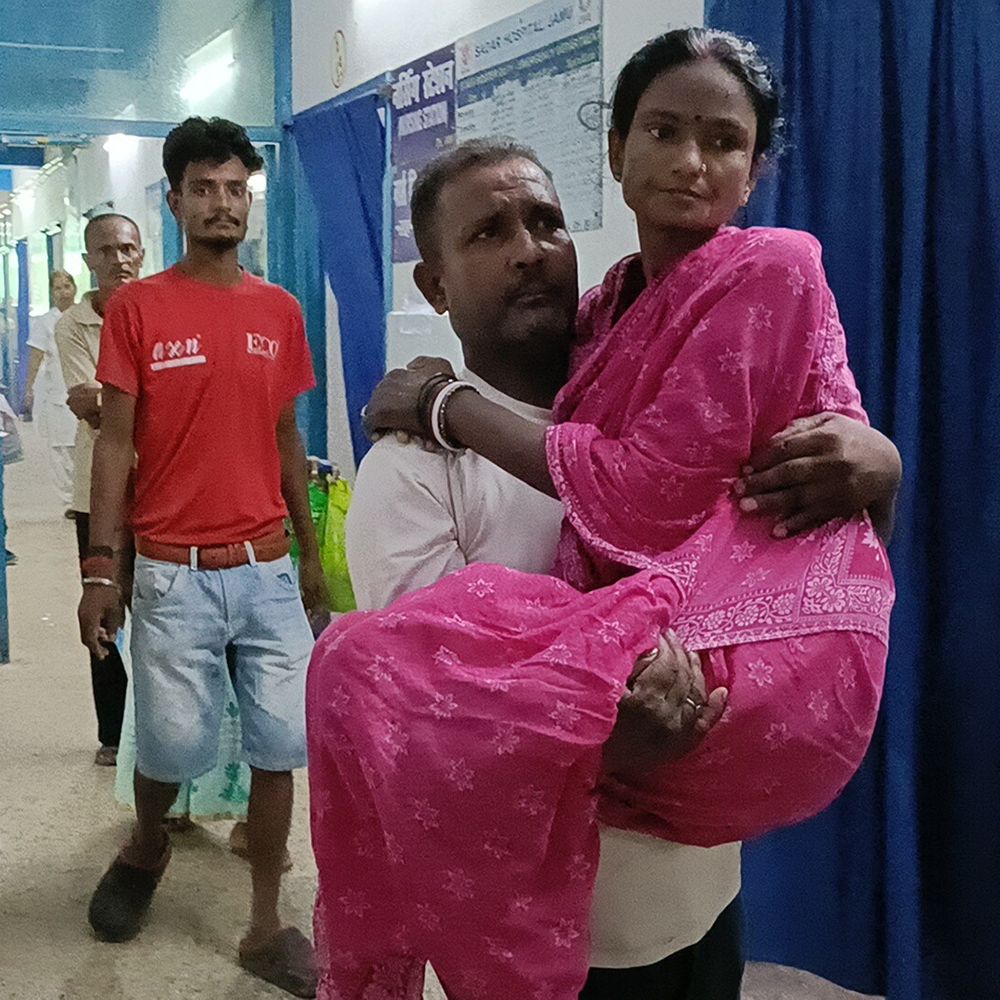 जमुई के सदर अस्पताल में स्वास्थ्य व्यवस्था बदहाल:स्ट्रेचर नहीं मिलने से मरीजों को गोद में ले जाने को मजबूर परिजन, डीएस बोले- सिस्टम जिम्मेदार
