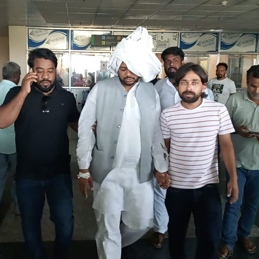 कांग्रेस नेताओं में मारपीट, एक पहुंचे अस्पताल:'वोटर अधिकार यात्रा' का पोस्टर लगाने के लिए उलझे, स्थानीय लोगों ने किया बचाव