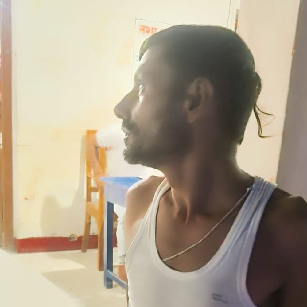 बेगूसराय में टॉयलेट का बहाना बनाकर आरोपी फरार:10 घंटे से छापेमारी जारी, आरोपी की पत्नी बोली- घर आकर पुलिस ने हंगामा किया, गालियां दी