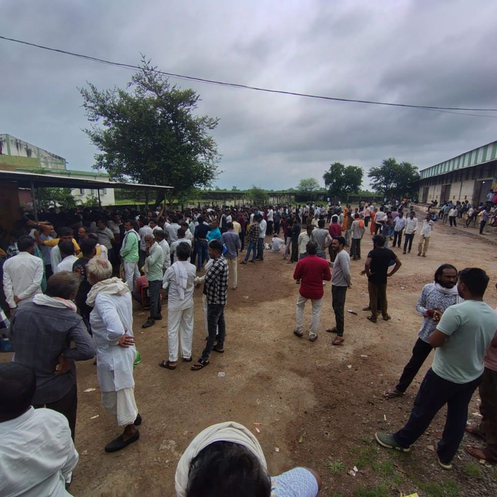 नर्मदापुरम में डीएपी-यूरिया के लिए किसान परेशान:सुबह 7 बजे से लाइन में लगने के बाद भी नहीं मिला खाद, कांग्रेस ने शुरू किया प्रदर्शन
