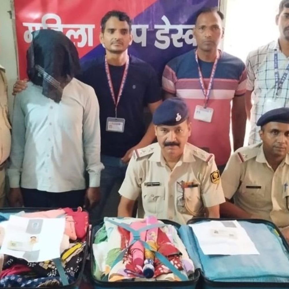 गयाजी जंक्शन पर आरपीएफ-जीआरपी ने चलाया चेकिंग अभियान:गंगा दामोदर एक्सप्रेस से 22 किलो गांजा बरामद, एक तस्कर गिरफ्तार