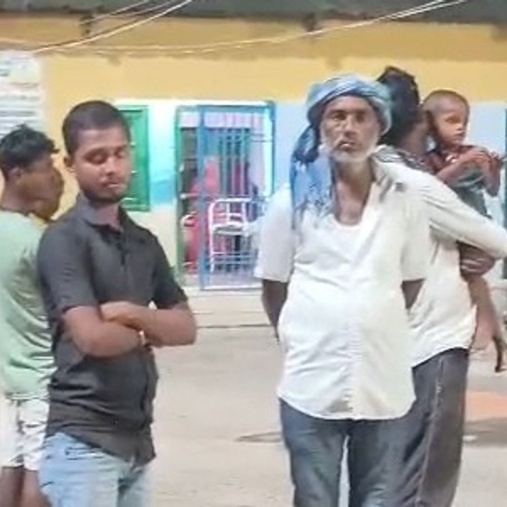 बाइक की ठोकर से 3 वर्षीय बच्ची की मौत:सुपौल में सड़क किनारे खेल रही थी, ग्रामीणों ने बाइक चालक को पकड़ा