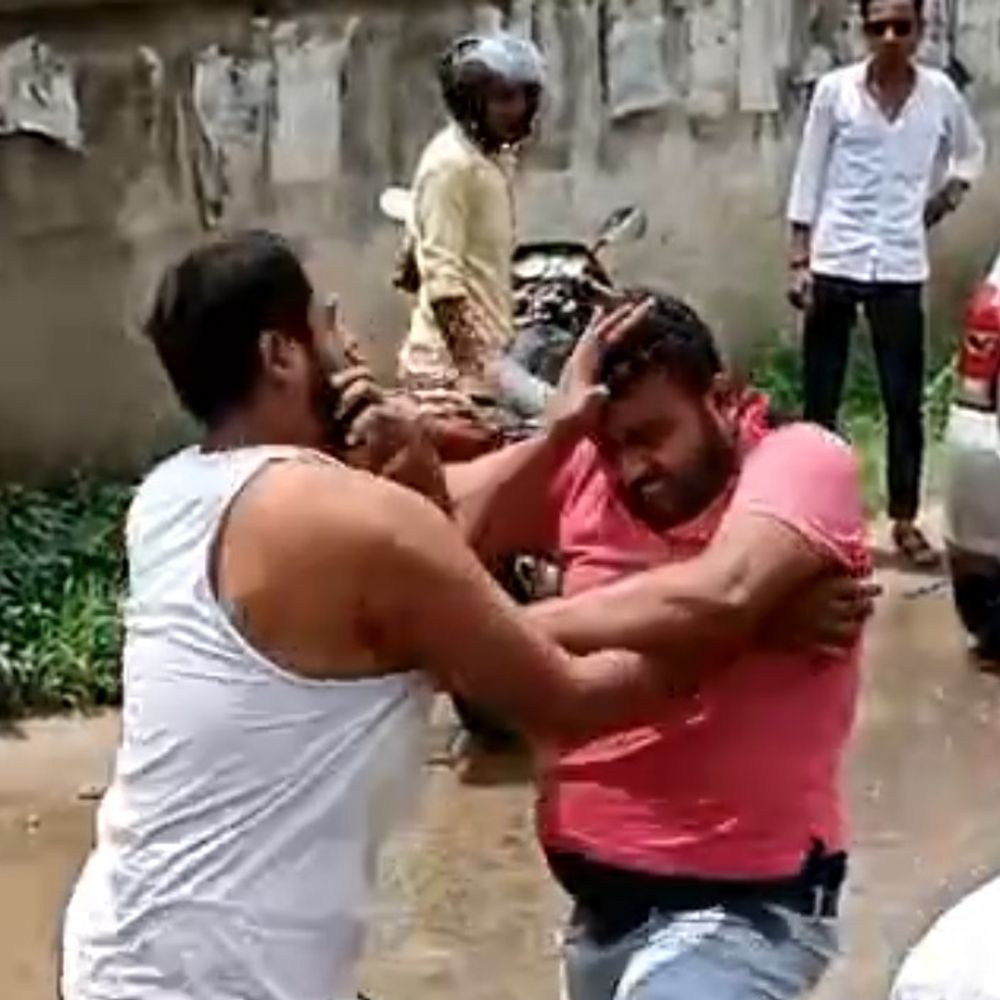 कांग्रेस जिलाध्यक्ष के बेटे-युवक के बीच सड़क पर मारपीट:सहरसा में पानी का छींटा पड़ने से शुरू हुआ विवाद, सोशल मीडिया पर वीडियो वायरल