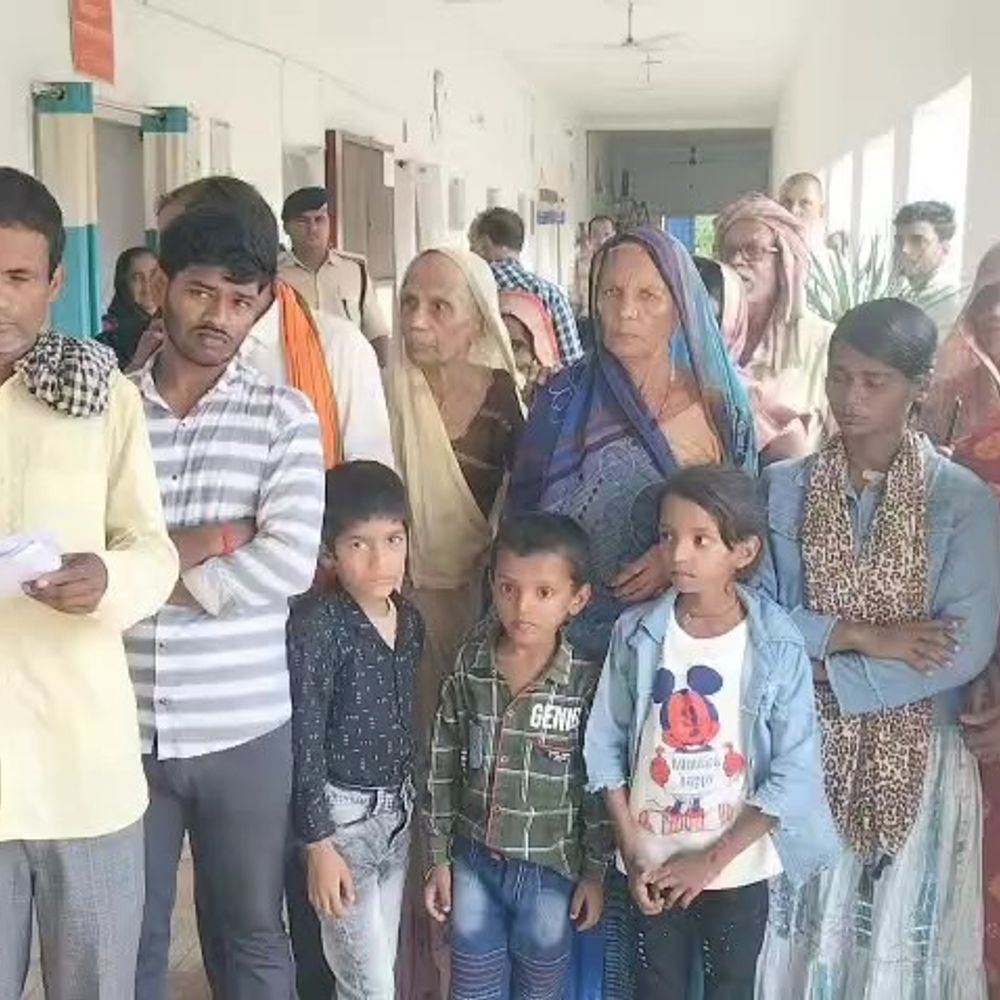 दबंगों ने पीसीसी सड़क पर किया कब्जा:कैमूर डीएम से मिलने पहुंचे ग्रामीण, बोले- शिकायत करने वालों को घर से निकलने से रोका