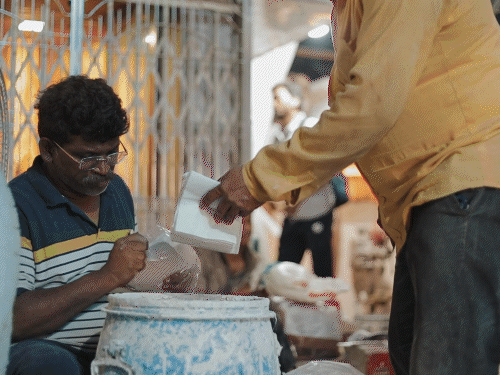 गुजरात की सबसे बड़ी इको-फ्रेंडली गणेश प्रतिमा:मुंबई के कारीगरों ने सूरत में 350 किलो टिशू पेपर से बनाई, प्लाट में बनाई झील में करेंगे विसर्जन