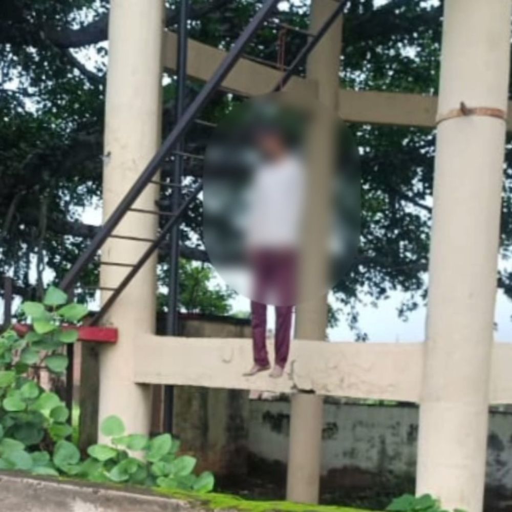 पानी की टंकी से लटका मिला युवक का शव:जालौन पुलिस मौत के कारणों का पता लगा रही, शराब का लती था