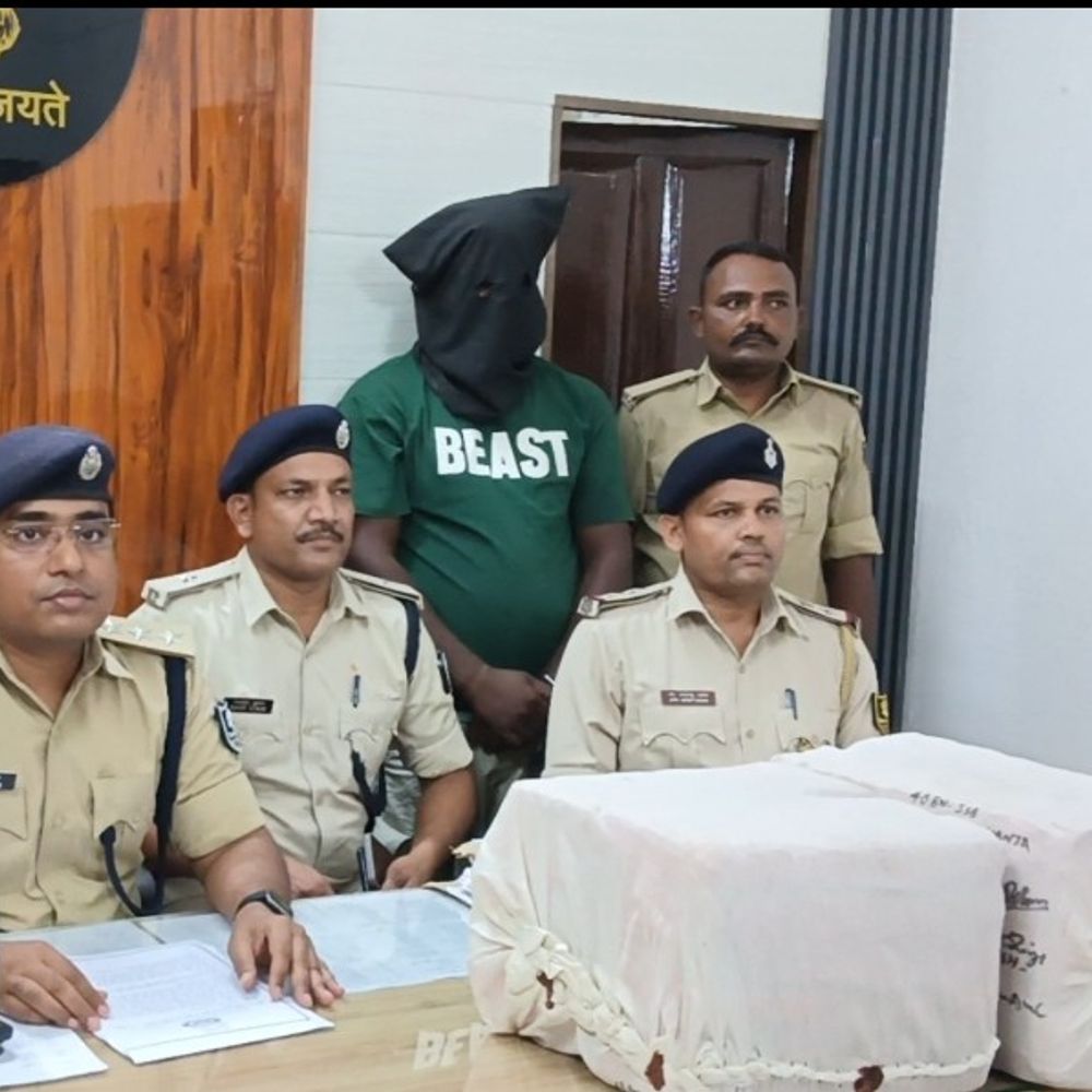 इंडो-नेपाल बॉर्डर पर 52 किलो गांजा पकड़ा:SSB और पुलिस की नाका चेकिंग में नेपाली तस्कर धराया, दूसरा आरोपी फरार