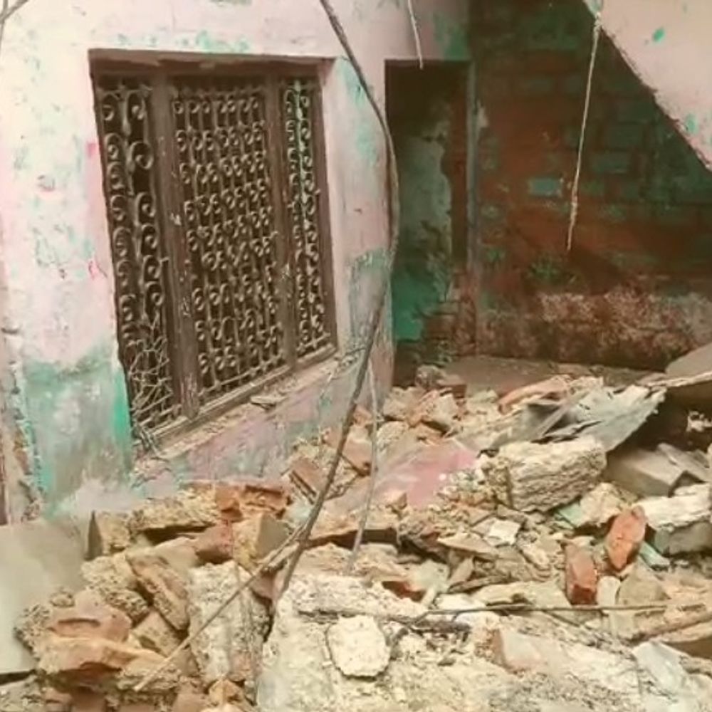 हापुड़ में जर्जर मकान की छत गिरी:बारिश से कमजोर हुई छत के मलबे में दबे 5 लोग, अस्पताल में भर्ती