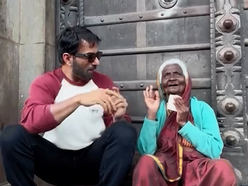 बुजुर्ग महिला के गाने से इंप्रेस हुए सोनू सूद:सोशल मीडिया पर शेयर किया वीडियो, कहा- हुनर की कोई उम्र नहीं होती