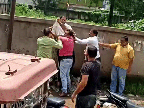 कांग्रेस जिलाध्यक्ष के बेटे-युवक के बीच सड़क पर मारपीट:सहरसा में पानी का छींटा पड़ने से शुरू हुआ विवाद, सोशल मीडिया पर वीडियो वायरल