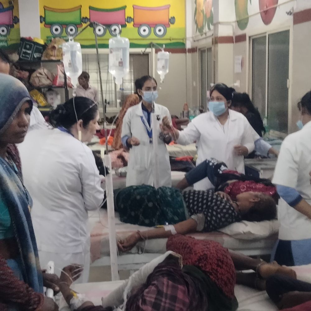 धार के मांडू रोड पर पिकअप पलटा:16 मजदूर घायल, इनमें कई नाबालिग भी शामिल